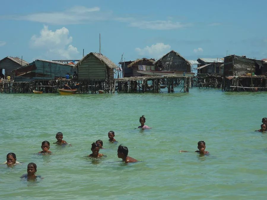 马来西亚附近海域巴瑶族小孩在水中嬉戏.图源:wikimedia commons