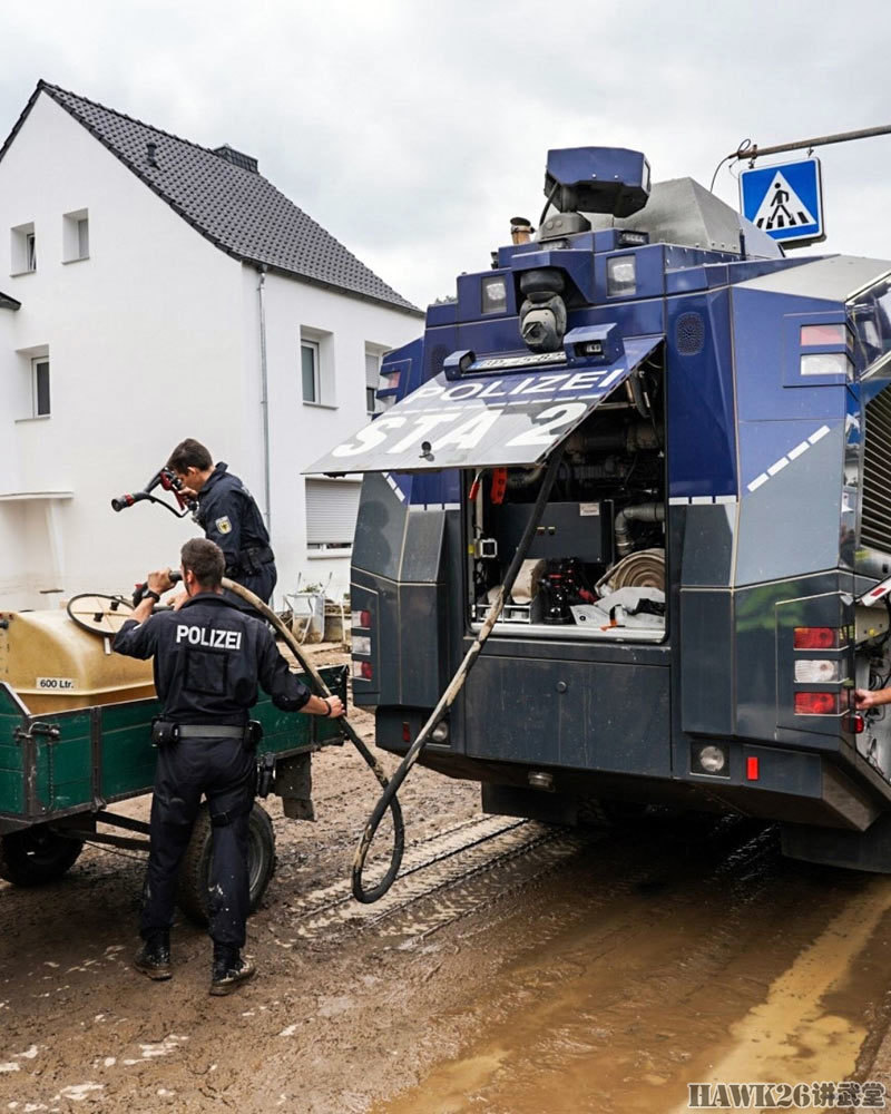 德国警察特种车辆赶赴灾区 水炮车运送饮用水 警方协助搜寻遇难者