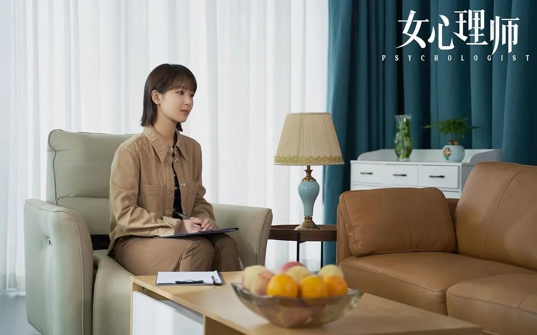女心理师爱穿花衬衣的井柏然只有他在认真拍偶像剧