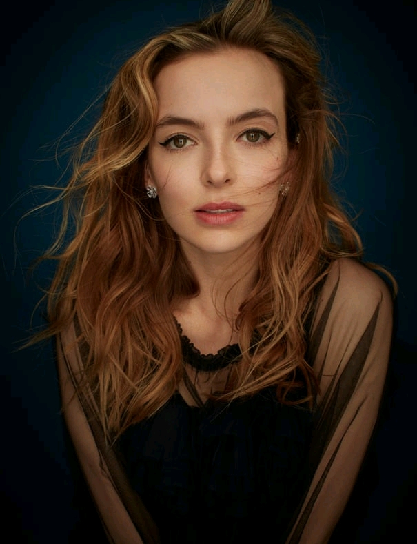 jodie comer:"我的父母带着我的奖杯去串酒吧!