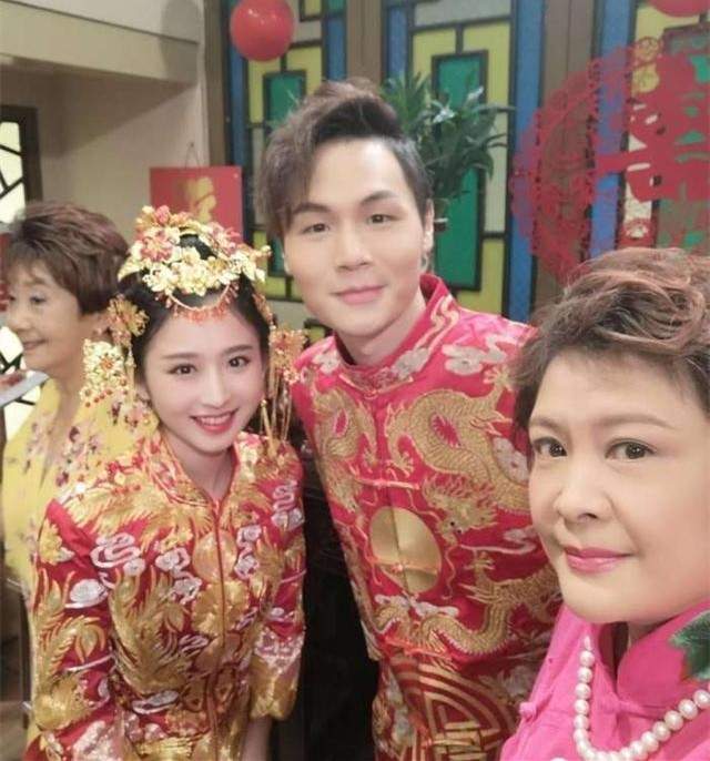 其实康天庥真名为李俊毅,1992年出生,最早一代的90后出生于演艺世家