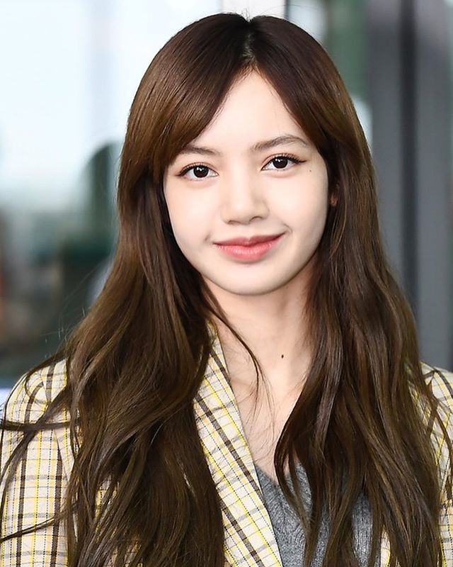 blackpink lisa 终以旁分浏海造型示人,露出额头的样子竟是这样的!