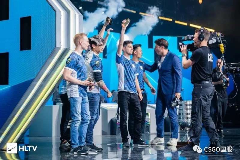 你关注他的发型,他只关注你的头——北美发型总监twistzz