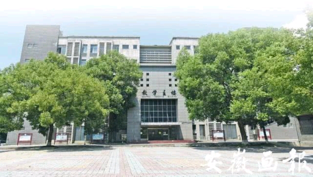 安徽省桐城中学铜钟敲百年杏坛谱华章