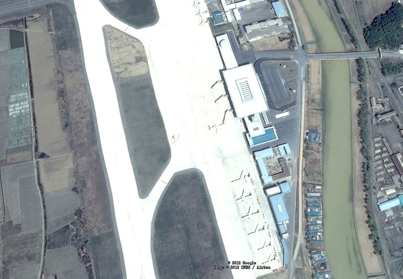 平壤顺安国际机场候机楼一带,这座机场是平壤对外交流的咽喉.