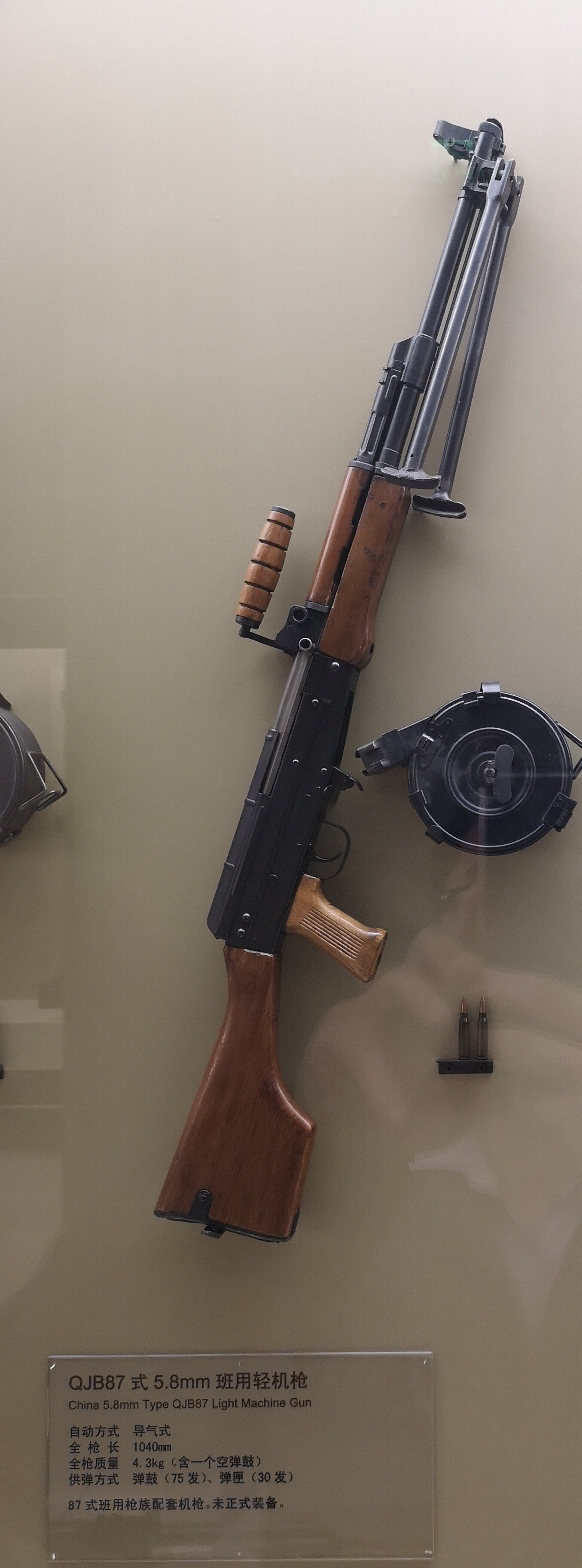 之前本人保存的某贴吧吧友去轻武器博物馆拍下的qjb-87式班用机枪.