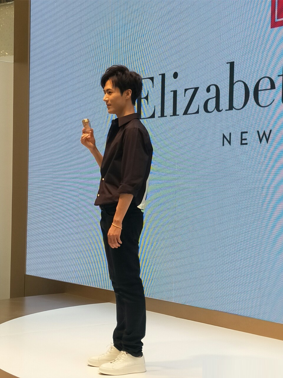 收集那些男明星穿过的黑色牛仔裤