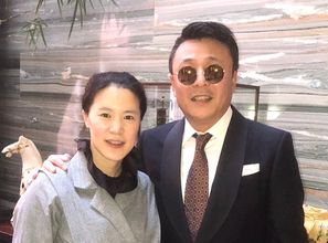 郭斌花式夸老婆与马龙相约男单复制奖杯和女单复制奖杯合影