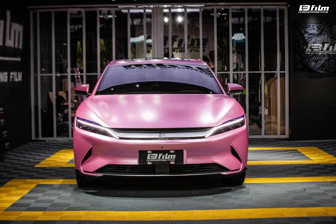 比亚迪汉当你驾驶它贴了粉色改色膜行驶在马路上是种什么样的体验呢