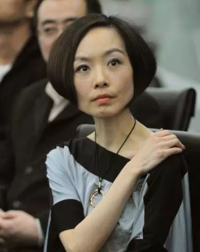 陈鲁豫剪发后少女感惊艳,48岁嫩回20岁少女!