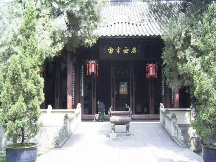 乾隆时期,某官员认为那是刘备庙,叫做武侯祠是反客为主,所以改回来