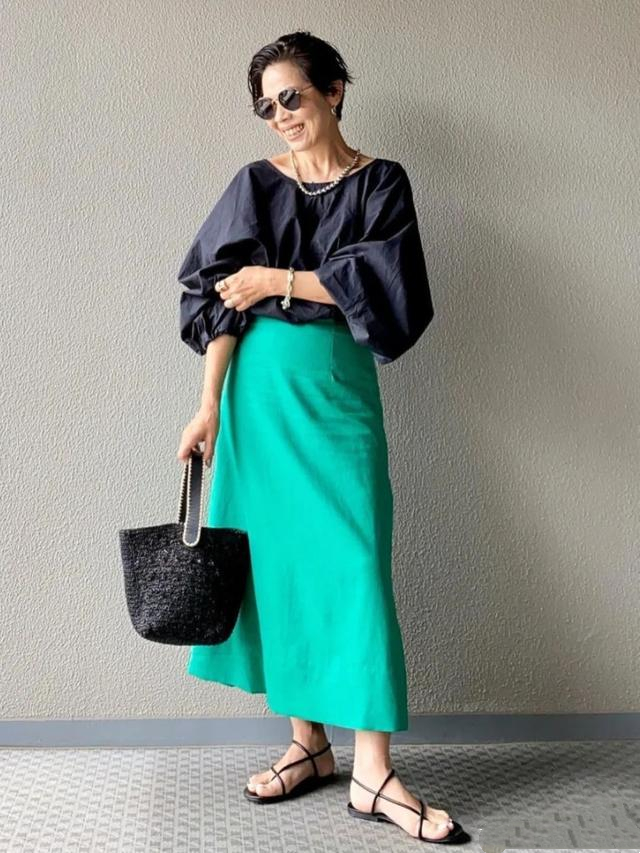 60岁阿姨的减龄穿搭,展现别样的美感这位来自日本的大龄穿搭博主,60加