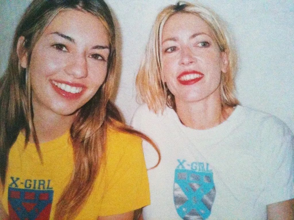 x-girl 的主理人之一 kim gordon (右)   via kim gordon