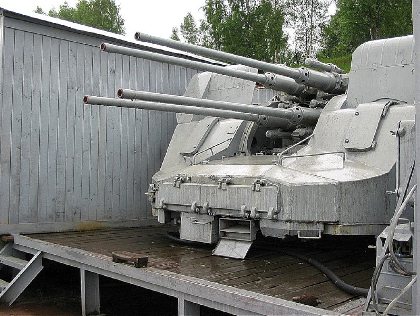 四联装57毫米zif-75高平两用舰炮,和上面的45毫米sm-20-zif是不是很像