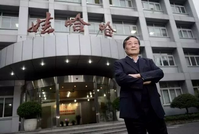 曹德旺为啥看不起农夫山泉?宗庆后说卖水不赚钱,钟睒睒却成首富