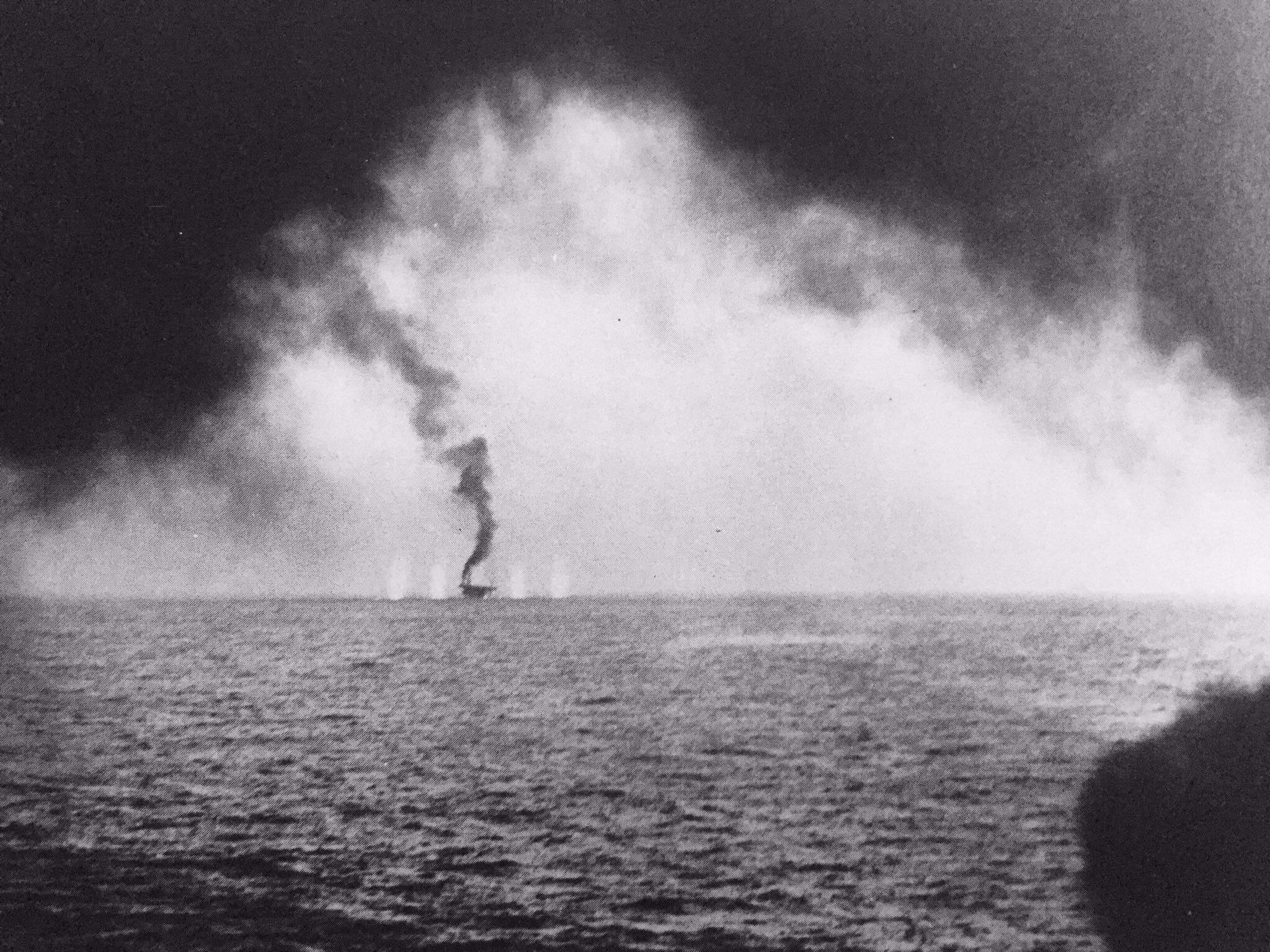 美军摄影师于萨马岛海战当日拍摄的,被大和远距离跨射的白平原号护航
