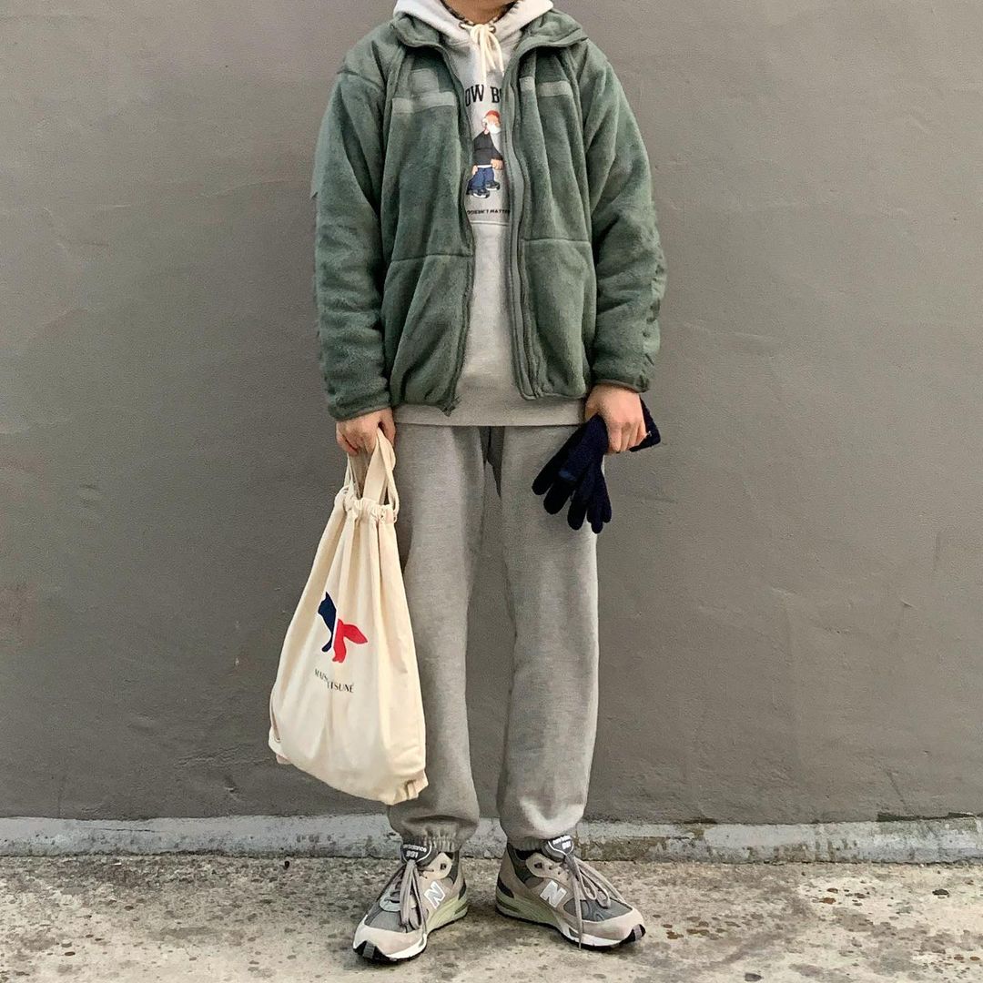 look2:毛绒外套 灰色卫衣 灰色裤子 灰色nb鞋