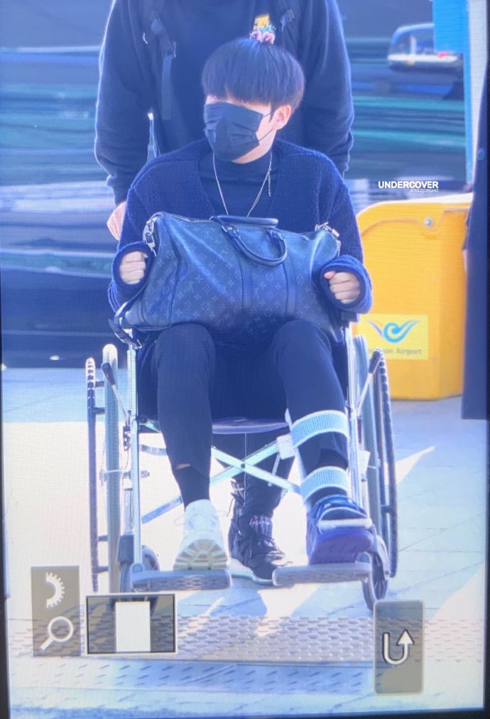 坐轮椅也要世巡?韩男团成员腿部骨折仍正常活动