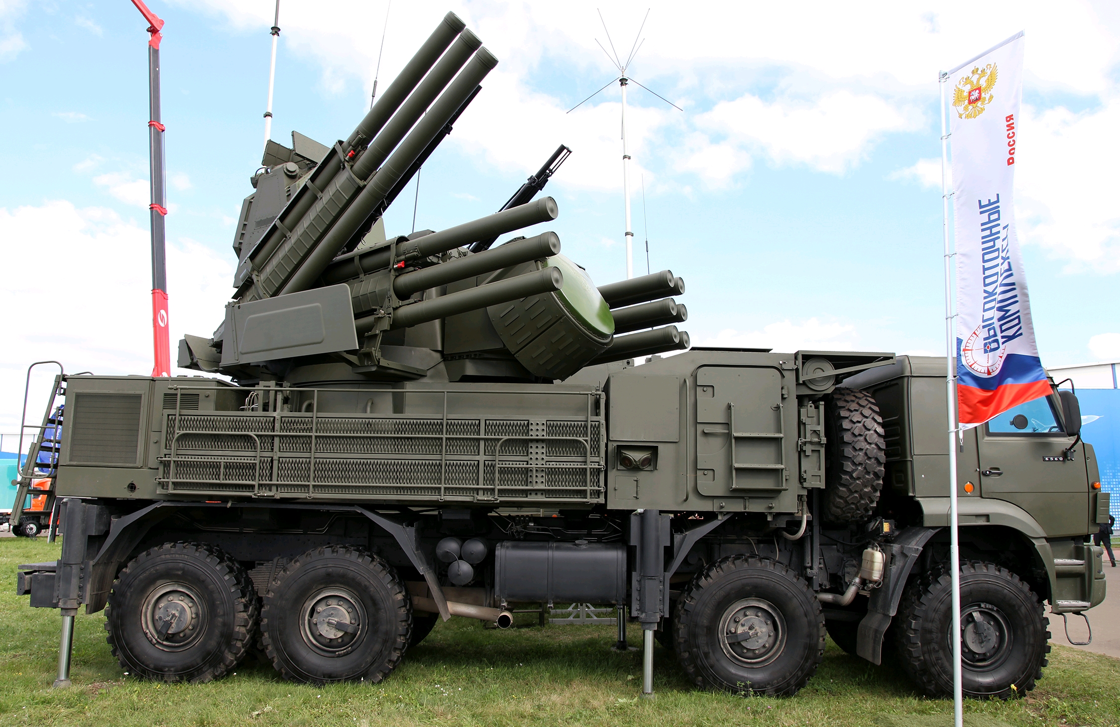 俄罗斯厂家在军队-2021防务展上展示了新的铠甲-s1m弹炮合一防空系统