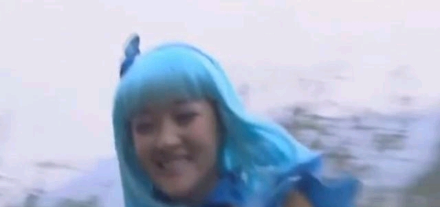 魔仙小蓝的头发是黄色的为什么叫小蓝呢?