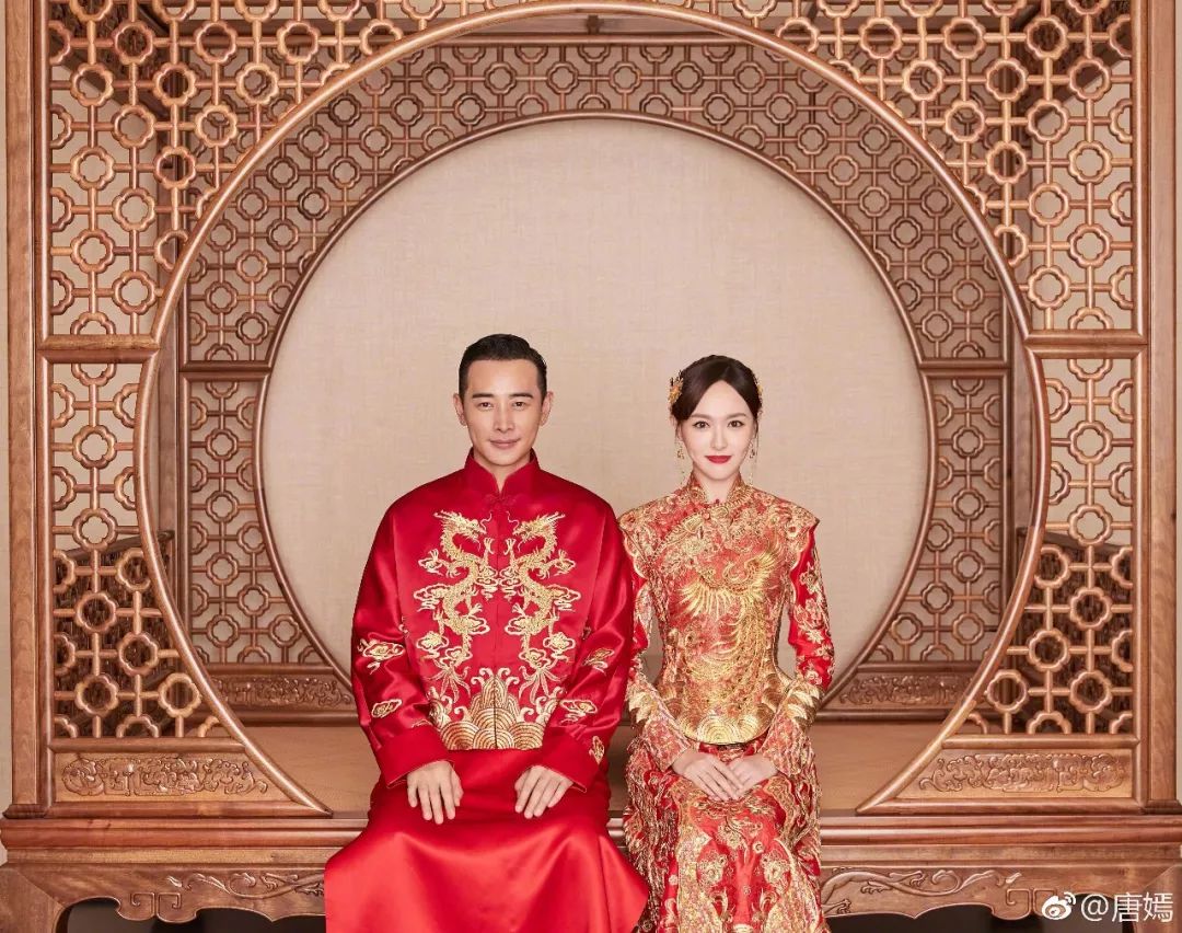 图片来源:唐嫣微博 同时还晒出了两人的中式风格婚礼敬酒服,非常有