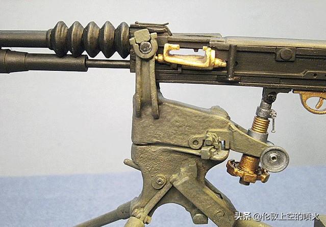 1897年法国的霍奇基斯武器公司推出了一种不用冷却水的机枪霍奇基斯