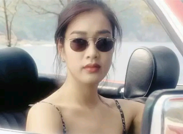 李连杰所出演的许正阳负责保护杨倩儿,听到警报,许正阳冲进杨倩儿房间