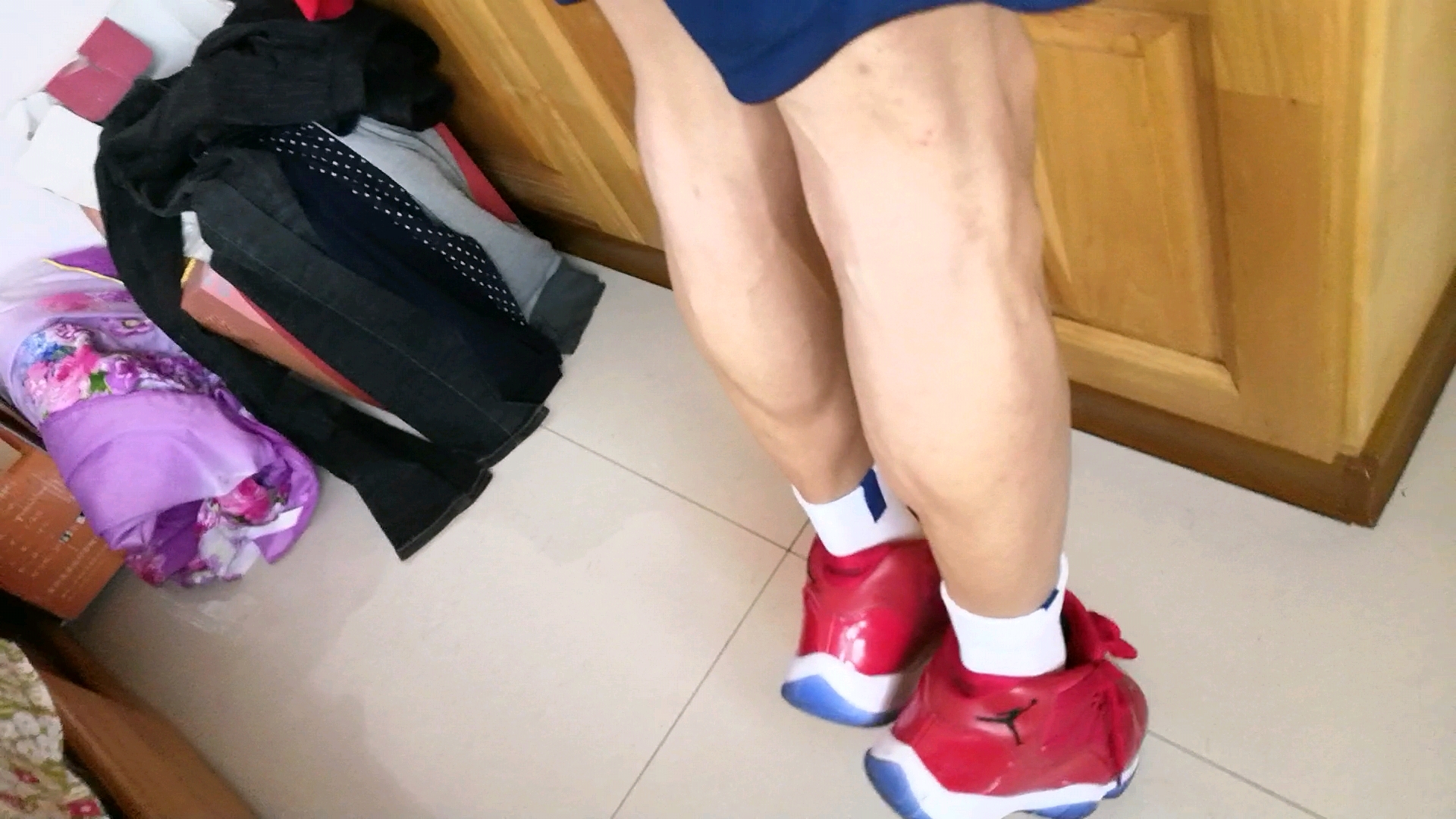 如何练出细而有力的小腿肌肉 日本初中男孩提踵腓肠肌