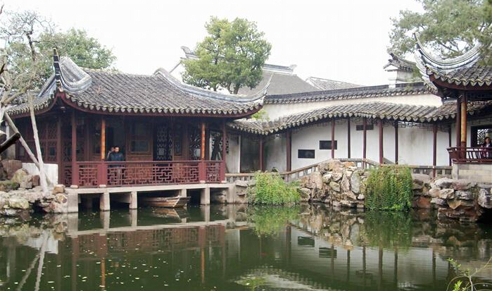 突出享乐的题咏有网师园的濯缨水阁的楹联"巢安翡翠春云暖,窗护芭蕉