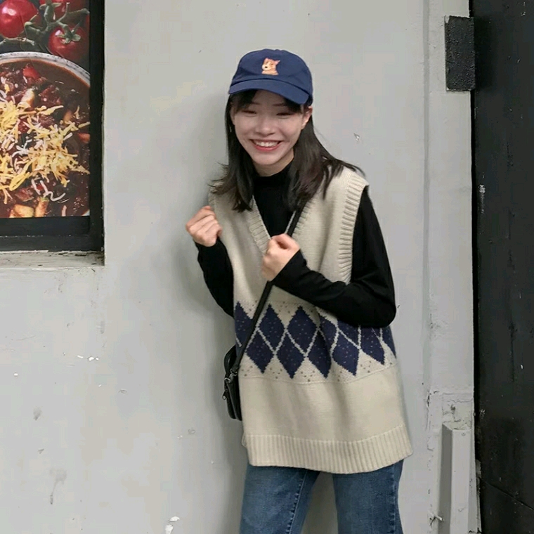 奶兔星球家的毛线马甲背心,搭配裙子裤子都好看,放一张今天拍的图
