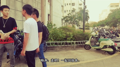 gif 这时候叶子也回到了女生宿舍正巧碰到了舍友林洛雪(女二号), 林
