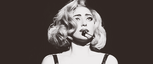 虽然首周很低但是却是21世纪后除了阿呆和布兰妮全球销量第三高的专辑