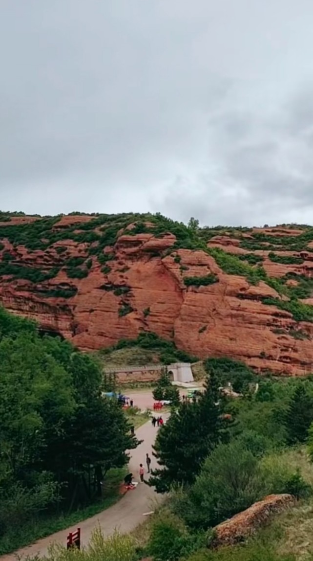 七彩丹霞火石寨风景区,拥有丹霞地貌