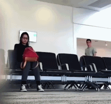 搞笑gif图:现在直播成本真是低啊,连化妆都省了