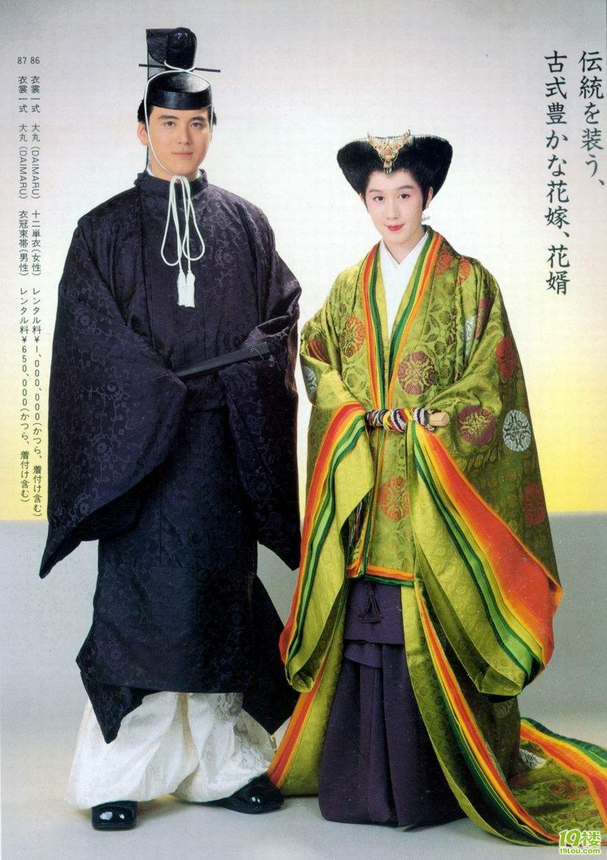 室町时代是在衣服上印上家纹,古代日本按姓氏每家都有家纹,估计家纹