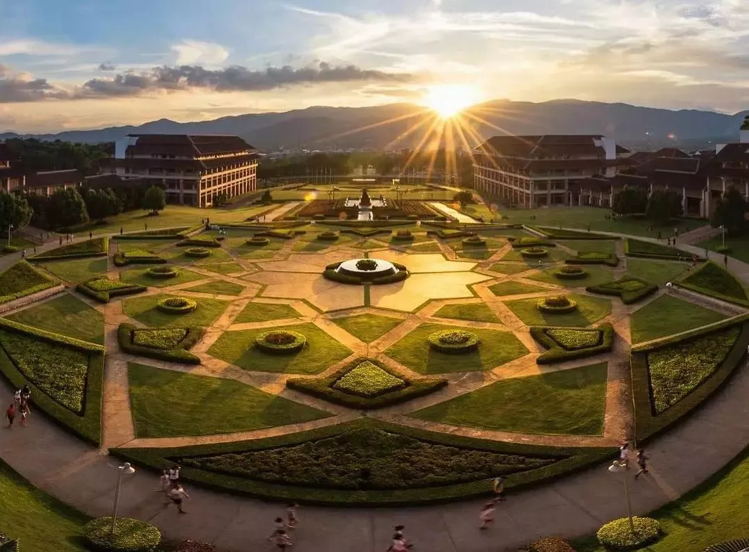 皇太后大学 (mae fah luang university) 学校位于四面环山的小盆地