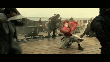 《浪客剑心》里有大量的武打戏,没有基础的佐藤健却执意不用替身