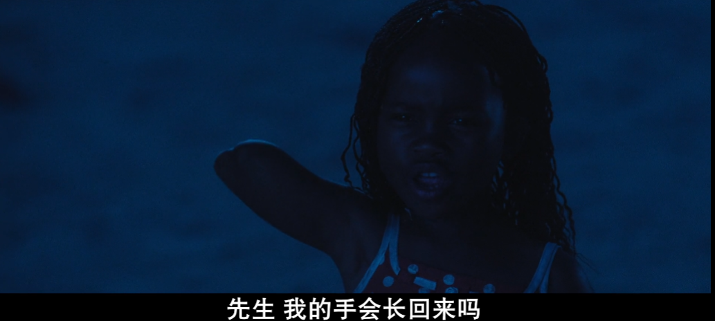 离开酒吧后,一个利比里亚小女孩这样问他