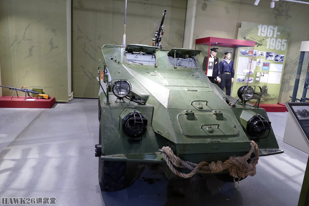 图说:btr-40装甲运兵车 外形酷似德国型号 车内空间小见缝插人