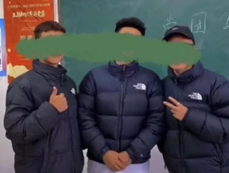 "北面"是怎么变成当代大学生校服的?