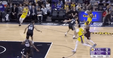 81分致敬科比!詹姆斯提前庆祝三分命中,太骚了