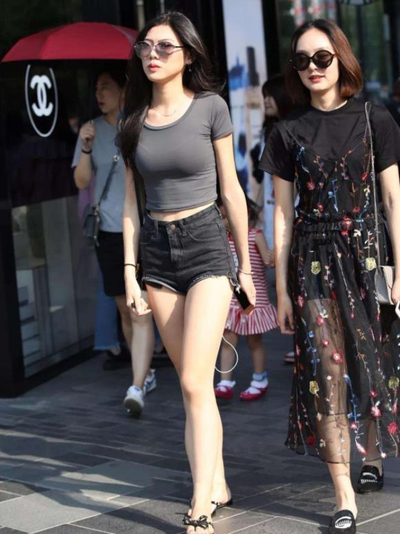 街拍肤白貌美大长腿迷人的小姐姐总是很会穿搭