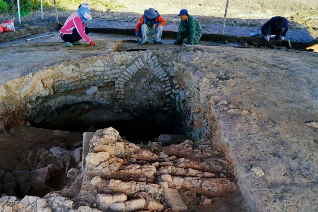 在长白山神庙遗址,考古队员在清理完建筑内部后,发现整个室内地面均由