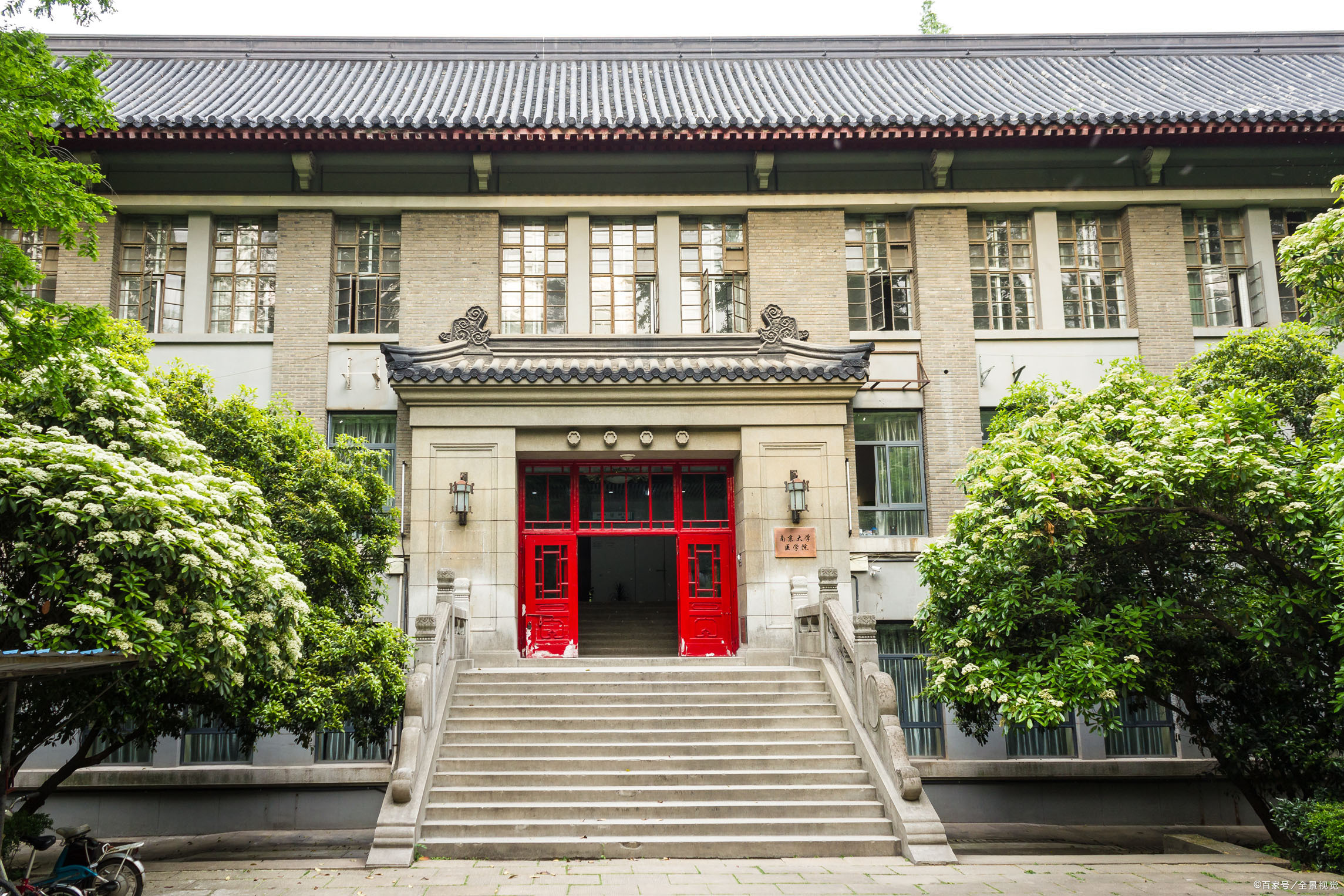 南京大学贫困生在网上"炫富"日常消费过万.引发热议 哔哩哔哩专栏