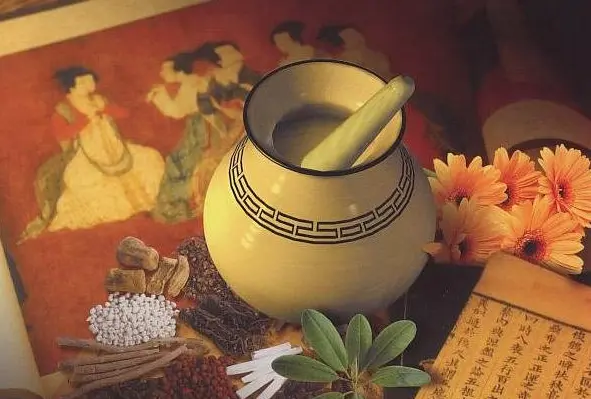 法以温补脾、胃、肝、肾为主，祛热除风、疏通经络为辅从而达到减轻病痛