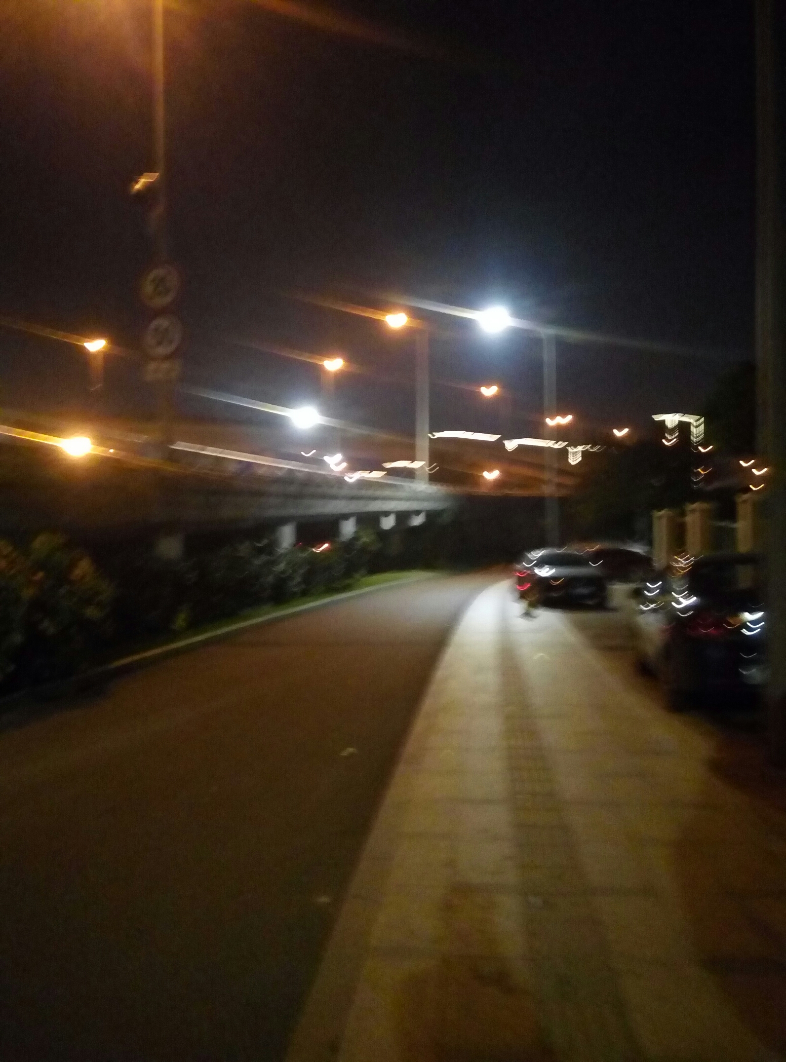 深夜马路上四周静悄悄,汽车也不再哄哄响