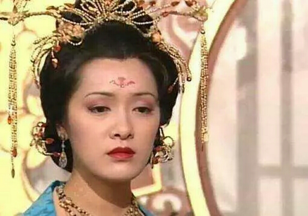 但是向海岚在与江华所主演的tvb版《杨贵妃》中的杨贵妃扮相,却相当