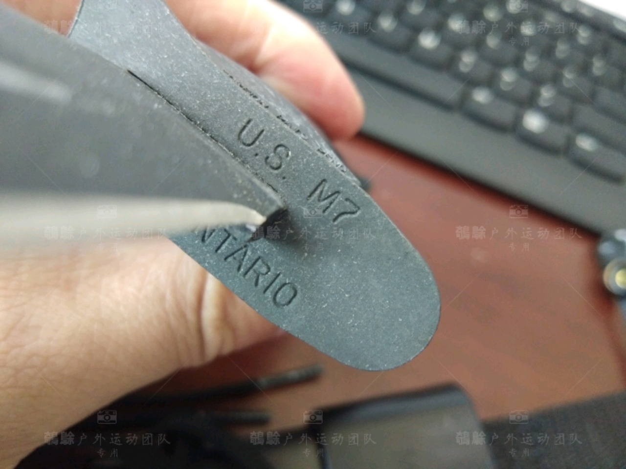 刀身没有任何标记,刻字都在火环和握把上