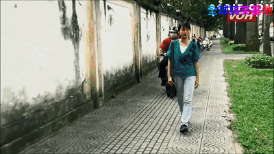 搞笑gif笑话:好历害的妹子,碰上飞车党还能反杀!抢劫的太丢人