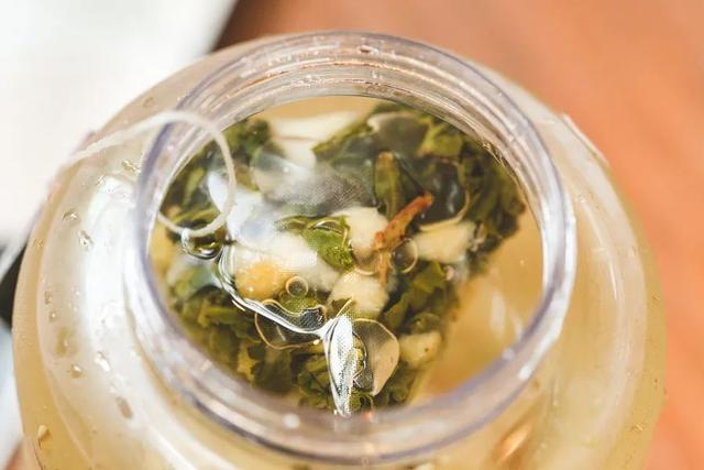 夏天的冷泡茶,开在杯中的花